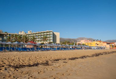 Malia. Girit, Yunanistan - 1 Temmuz 2018: Girit, Yunanistan Malia plajda şezlong