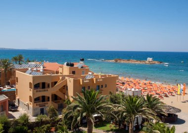 Malia. Crete, Yunanistan - 3 Temmuz 2018: Girit, Yunanistan görünüm Malia kumlu plaj