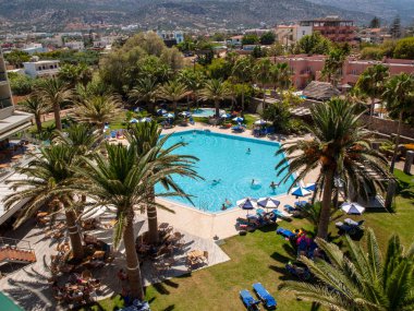 Malia. Girit, Yunanistan - 3 Temmuz 2018: yüzme havuzu lüks Otel'de Malia Crete, Yunanistan