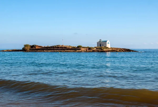 Malownicza Kapliczka Wyspie Naprzeciwko Plaży Malia Crete Grecja — Zdjęcie stockowe