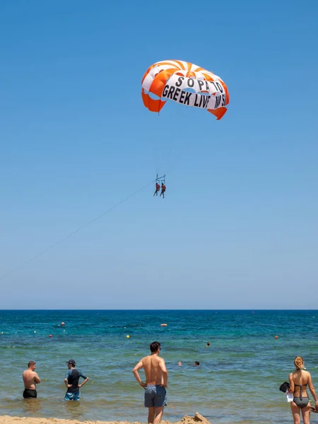 Malia Kreta Griekenland Juli 2018 Toeristen Een Parachute Boven Het — Stockfoto