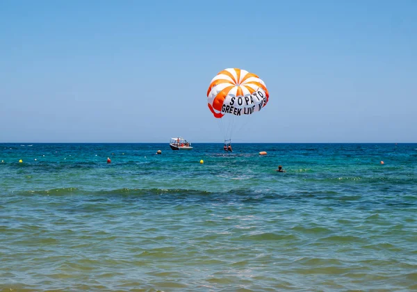 Malia Creta Grecia Julio 2018 Turistas Paracaídas Sobre Playa Malia —  Fotos de Stock