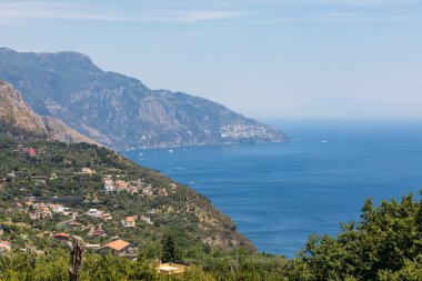 Sorrento ve Positano arasındaki Amalfi Sahili manzarası. Campania 'da. İtalya