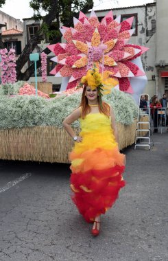 Funchal; Madeira; Portekiz - 22 Nisan; 2018: parade, Madeira çiçek Festivali, Funchal, Madeira, Portekiz, renkli elbiseli güzel kadın son anlarıyla