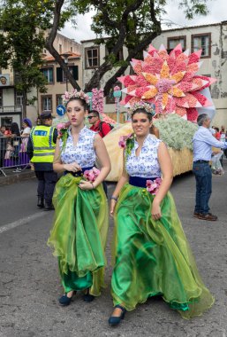 Funchal; Madeira; Portekiz - 22 Nisan; 2018: geçit töreni, renkli kostümleri Madeira çiçek Festivali, Funchal, Madeira, Portekiz, kadınlarda son anlarıyla