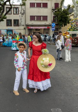 Funchal; Madeira; Portekiz - 22 Nisan; 2018: Madeira çiçek Festivali, Funchal, Madeira, Portekiz, renkli kostümleri geçit töreni, son anlarıyla insanlar