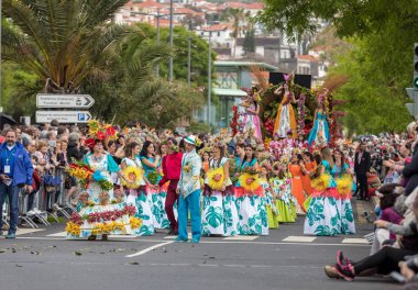 Funchal; Madeira; Portekiz - 22 Nisan; 2018: bir grup insan renkli kostümleri dans Madeira çiçek Festivali geçit töreninde Funchal, Madeira Adası üzerinde. Portekiz.