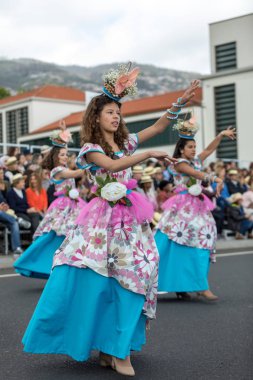 Funchal; Madeira; Portekiz - 22 Nisan; 2018: kız renkli kostümleri bir grup dans Madeira çiçek Festivali geçit töreninde Funchal, Madeira Adası üzerinde. Portekiz.