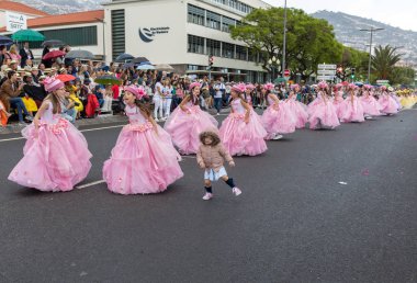 Funchal; Madeira; Portekiz - 22 Nisan; 2018: kız pembe kostümleri bir grup dans Madeira çiçek Festivali geçit töreninde Funchal, Madeira Adası üzerinde. Portekiz.