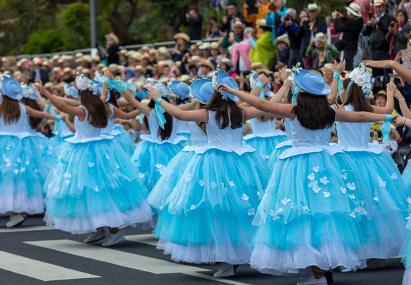 Funchal Madery Portugalia Kwietnia 2018 Grupa Dziewcząt Niebieskie Sukienki Tańczy — Zdjęcie stockowe