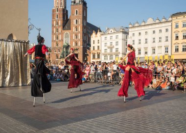 Krakov, Polonya - 5 Temmuz 2018: Performans dans gerçekleştirilen yarışma yanında Kiev Sokak Tiyatrosu vurgular 31 Street - Uluslararası Festivali, sokak tiyatroları Krakov, Polonya. 