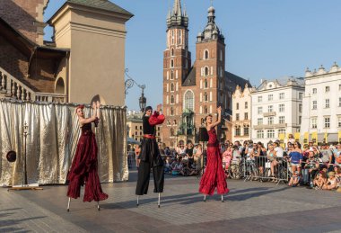 Krakov, Polonya - 5 Temmuz 2018: Performans dans gerçekleştirilen yarışma yanında Kiev Sokak Tiyatrosu vurgular 31 Street - Uluslararası Festivali, sokak tiyatroları Krakov, Polonya. 