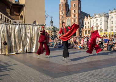 Krakov, Polonya - 5 Temmuz 2018: Performans dans gerçekleştirilen yarışma yanında Kiev Sokak Tiyatrosu vurgular 31 Street - Uluslararası Festivali, sokak tiyatroları Krakov, Polonya. 