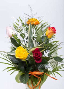 Beyaz arka plan üzerinde izole karışık renkli gül buketi 