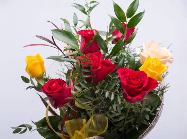 Beyaz arka plan üzerinde izole karışık renkli gül buketi 