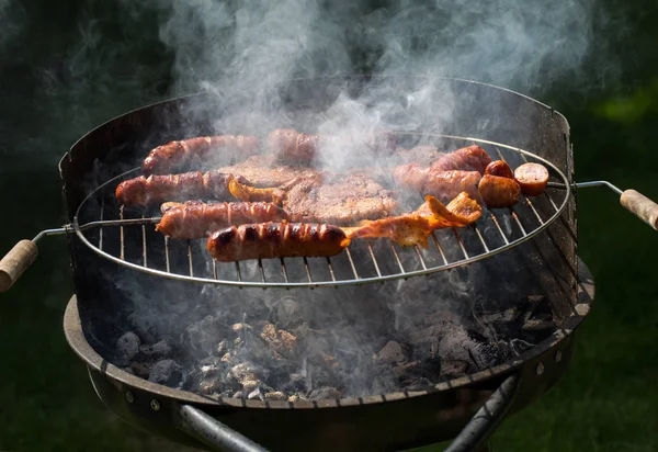 Ohälsosam Men Välsmakande Grillad Korv Och Kött — Stockfoto