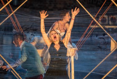 Krakov, Polonya - 7 Temmuz 2018: 31 Street - Uluslararası Festivali, sokak tiyatroları Krakov, Polonya Enigineering tiyatro Akhe tarafından gerçekleştirilen performans köpük gün. 