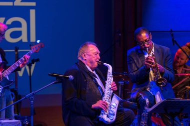 Krakov, Polonya - 5 Temmuz 2018: Michal Urbaniak Japon Sanatı Müzesi Manggha ve teknoloji yaz Caz Festivali'nde Krakow'da sahnede canlı. Polonya