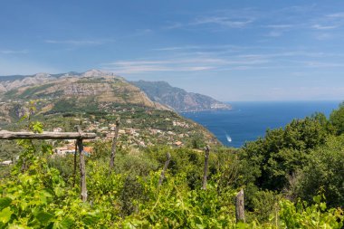 Sorrento ve Positano arasındaki Amalfi Sahili manzarası. Campania 'da. İtalya