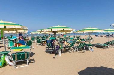  Bir Roseto degli Abruzzi, İtalya - 21 Haziran 2017: Beach Roseto degli Abruzzi, Abruzzo, İtalya. Bir Roseto degli Abruzzi olarak da bilinen 'Lido delle Rose' gül ve coşan büyük çeşitli nedeniyle olduğunu.