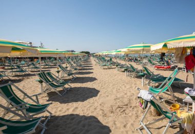  Bir Roseto degli Abruzzi, İtalya - 21 Haziran 2017: Beach Roseto degli Abruzzi, Abruzzo, İtalya. Bir Roseto degli Abruzzi olarak da bilinen 'Lido delle Rose' gül ve coşan büyük çeşitli nedeniyle olduğunu.