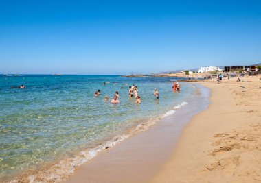  Malia. Crete, Yunanistan - 1 Temmuz 2018: İnsanlar güneşli bir günde Malia, Girit, Yunanistan plajda dinlenme