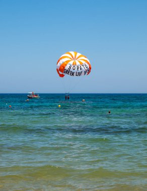 Malia. Girit, Yunanistan - 2 Temmuz 2018: turist paraşüt Malia beach yukarıda. Crete, Yunanistan
