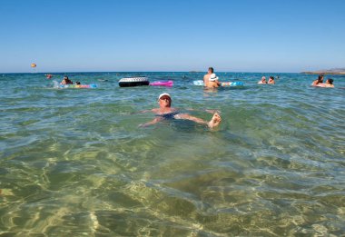  Malia. Crete, Yunanistan - 1 Temmuz 2018: İnsanlar güneşli bir günde Malia, Girit, Yunanistan plajda dinlenme