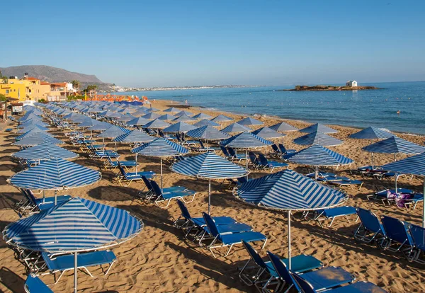 Malia Kreta Grecja Lipca 2018 Leżaki Plaży Miejscowości Malia Krecie — Zdjęcie stockowe