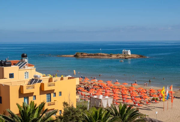 Malia Kreta Griekenland Juli 2018 Ligbedden Het Strand Malia Kreta — Stockfoto