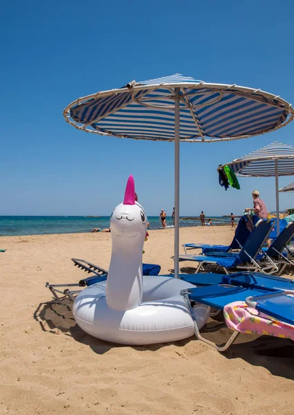 Malia Creta Grecia Julio 2018 Gente Descansa Día Soleado Playa —  Fotos de Stock
