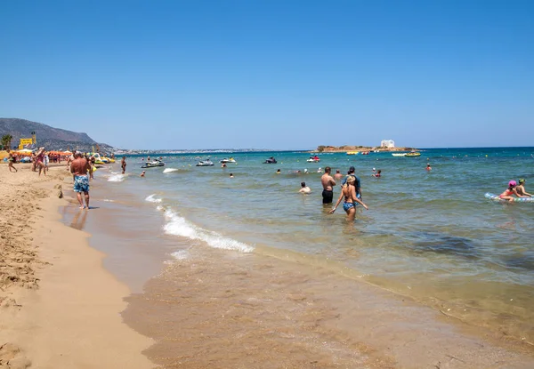 Malia Kreta Grecja Lipca 2018 Ludzie Odpoczynku Słoneczny Dzień Plaży — Zdjęcie stockowe