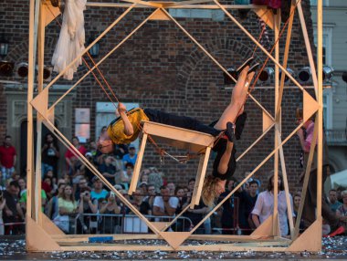 Krakov, Polonya - 7 Temmuz 2018: 31 Street - Uluslararası Festivali, sokak tiyatroları Krakov, Polonya Enigineering tiyatro Akhe tarafından gerçekleştirilen performans köpük gün. 