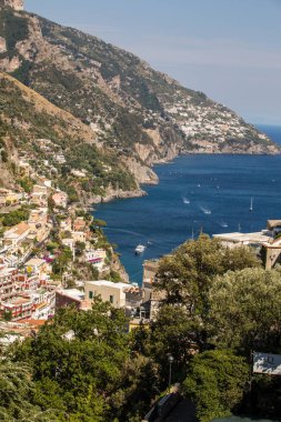 Renkli Positano, Amalfi Coast, rengarenk evleri ve binaları ile mücevheri deniz manzaralı geniş bir tepe üzerinde tünemiş. İtalya