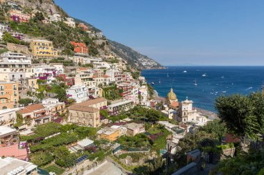 Amalfi kıyısındaki küçük Positano kasabası birçok harika rengi ve teraslı evleriyle, Campania, İtalya.
