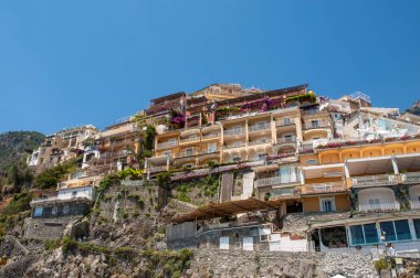 Amalfi kıyısındaki küçük Positano kasabası birçok harika rengi ve teraslı evleriyle, Campania, İtalya.