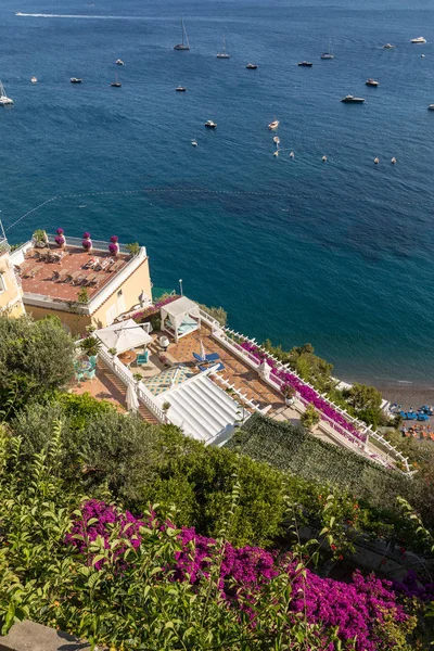 Positano Encadré Par Bougainvilliers Roses Des Bateaux Arrière Plan Positano — Photo