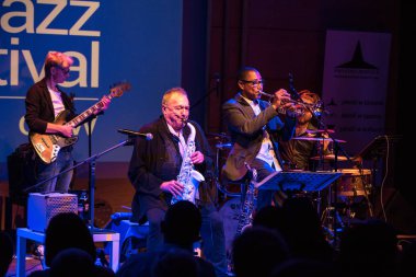 Krakov, Polonya - 5 Temmuz 2018: Michal Urbaniak Japon Sanatı Müzesi Manggha ve teknoloji yaz Caz Festivali'nde Krakow'da sahnede canlı. Polonya