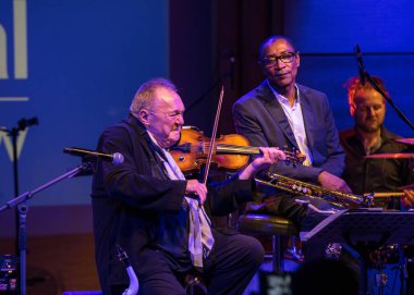 Krakov, Polonya - 5 Temmuz 2018: Michal Urbaniak Japon Sanatı Müzesi Manggha ve teknoloji yaz Caz Festivali'nde Krakow'da sahnede canlı. Polonya