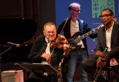 Krakov, Polonya - 5 Temmuz 2018: Michal Urbaniak Japon Sanatı Müzesi Manggha ve teknoloji yaz Caz Festivali'nde Krakow'da sahnede canlı. Polonya