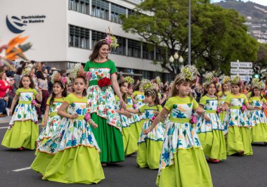 Funchal; Madeira; Portekiz - 22 Nisan; 2018: kız renkli kostümleri bir grup dans Madeira çiçek Festivali geçit töreninde Funchal, Madeira Adası üzerinde. Portekiz.