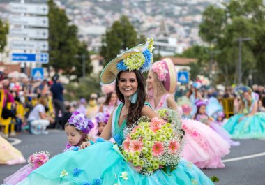 Funchal; Madeira; Portekiz - 22 Nisan; 2018: bir grup insan renkli kostümleri dans Madeira çiçek Festivali geçit töreninde Funchal, Madeira Adası üzerinde. Portekiz.