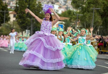 Funchal; Madeira; Portekiz - 22 Nisan; 2018: bir grup insan renkli kostümleri dans Madeira çiçek Festivali geçit töreninde Funchal, Madeira Adası üzerinde. Portekiz.