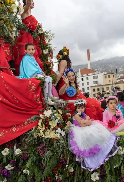Funchal; Madeira; Portekiz - 22 Nisan; 2018: insanlar çiçek float Madeira çiçek Festivali geçit töreninde Funchal Madeira Adası, üzerinde renkli kostümleri. Portekiz.