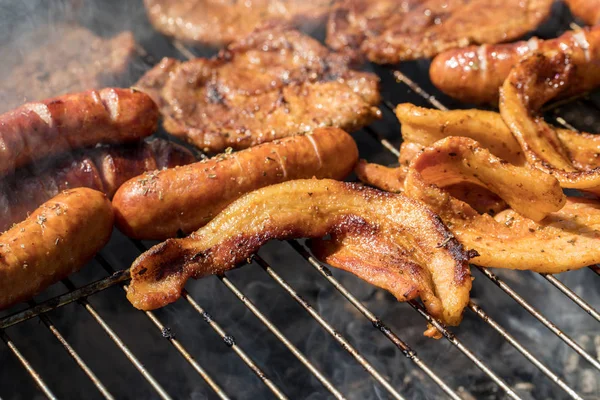 Embutidos Carne Parrilla Malsanos Pero Sabrosos —  Fotos de Stock