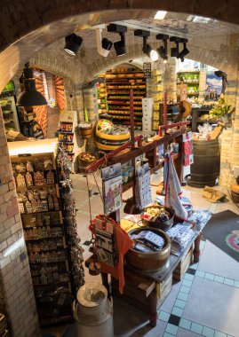 Amsterdam, Hollanda - 20 Nisan 2017: Peynir tekerlekler Amsterdam deposunda. Hollanda