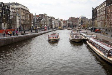 Amsterdam, Hollanda - 20 Nisan 2017: Görünüm Rokin Canal, Oude Turfmarkt Caddesi ve Tourboats kanalı yolculukları Amsterdam, Hollanda, Hollanda için hazır.