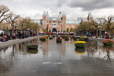 Amsterdam, Hollanda - 22 Nisan 2017: Rijksmuseum Ulusal Müzesi ile ben Amsterdam işaret ve Lale yansıtan Havuzu. Amsterdam, Hollanda
