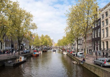 Amsterdam, Hollanda - 20 Nisan 2017: Canal sahne bir bisiklet, tekne ve Red Light District geleneksel Hollanda evleri ile. Amsterdam. Hollanda