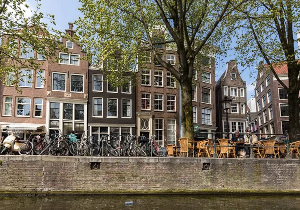 Амстердам Нидерланды Апреля 2017 Года Сцена Канала Велосипедами Тротуарным Кафе — стоковое фото
